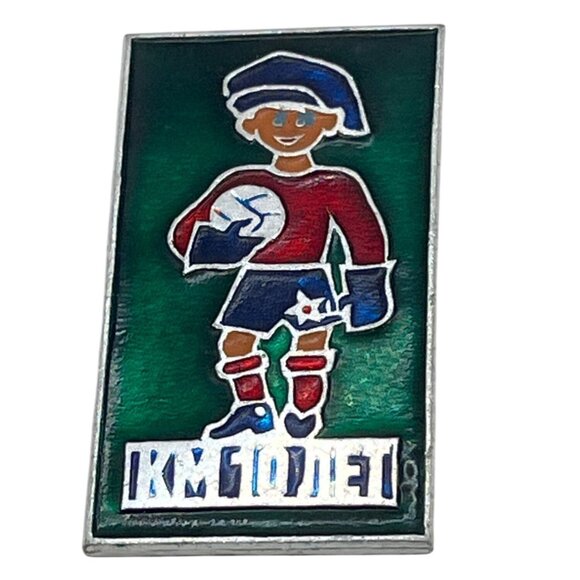 Vintage KM Soviet Soccer Player Enamel Pin Badge Green Red Blue Sports A558 - Picture 1 of 3